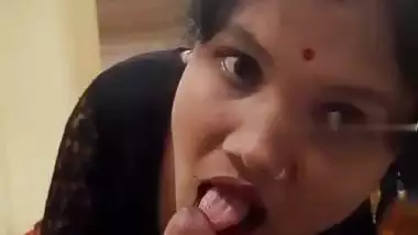 Cute expression bhabhi in saree with Desi blowjob