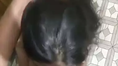 Sexy babe gives a desi blowjob to her lover