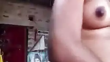 An 18-year-old girl records her nude MMS for her lover