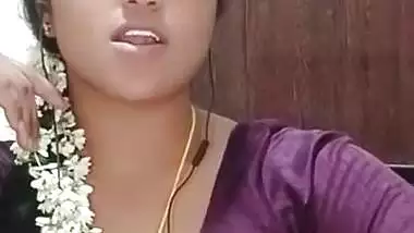 Telugu Chamet girl shows big laddoos on live chat