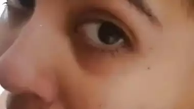 Seductive eyes girlfriend Indian blowjob in nudity