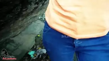 ක්ලාස් කට් කරලා කැලේ පැන්න මැණිකගේ අලුත් එක Sri Lankan New Year 2023 Couple Risky Sex In The Jungle