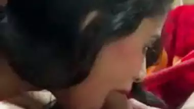 Naked girl shows her pussy in the Indian sex video – Part 1