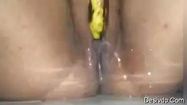 Pakistani aunty banana se pani nikalta he