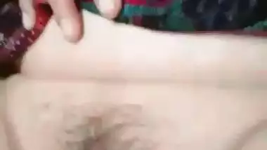 Chut ki video – Desi hottie showing yoni