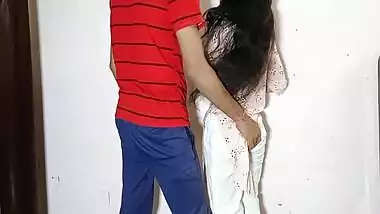 Indian Bhabhi Ko Help Karne Ke Bahane Chida