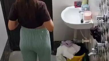 Neighbor girl boobs show before bathing viral MMS