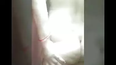 Naked Desi aunty with bodacious XXX body seductively moves on cam