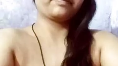 Busty Desi XXX wife flaunting her juicy nude body on cam