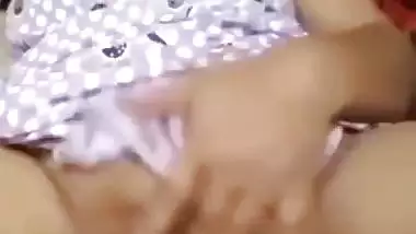 Indian girl masturbation MMS with a big cucumber